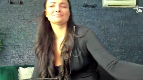 annesins online show from October 2, 2025, 6:15 pm