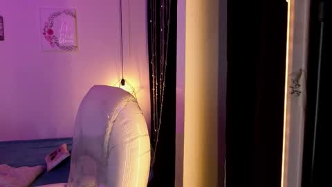 Annie And Ryan  online show from January 18, 2026, 3:43 am