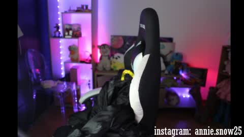 Snapshot of annie_snow_ chatting on December 3, 2024, 11:46 pm JEANNE no olvides seguirme dont forget follow me uu online show from December 3, 2024, 11:46 pm