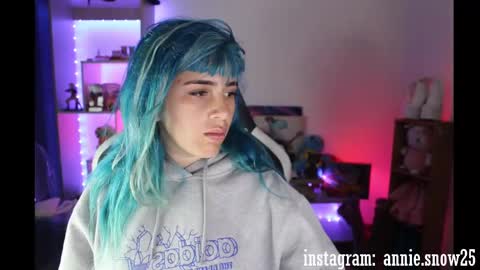 Snapshot of annie_snow_ chatting on December 13, 2024, 10:55 pm JEANNE no olvides seguirme dont forget follow me uu online show from December 13, 2024, 10:55 pm