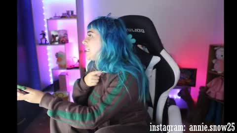 Snapshot of annie_snow_ chatting on December 17, 2024, 2:01 am JEANNE no olvides seguirme dont forget follow me uu online show from December 17, 2024, 2:01 am