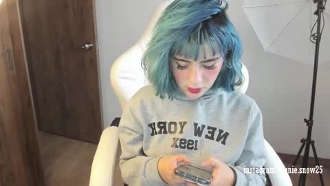 Snapshot of annie_snow_ chatting on January 31, 2025, 9:48 pm JEANNE no olvides seguirme dont forget follow me uu online show from January 31, 2025, 9:48 pm