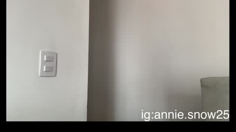 Snapshot of annie_snow_ chatting on February 5, 2025, 7:53 pm JEANNE no olvides seguirme dont forget follow me uu online show from February 5, 2025, 7:53 pm