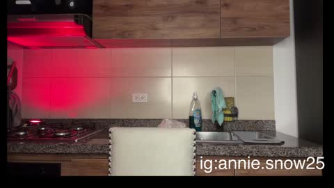 Snapshot of annie_snow_ chatting on February 7, 2025, 5:41 am JEANNE no olvides seguirme dont forget follow me uu online show from February 7, 2025, 5:41 am