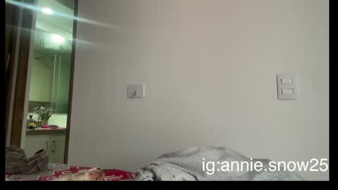 Snapshot of annie_snow_ chatting on February 13, 2025, 5:22 pm JEANNE no olvides seguirme dont forget follow me uu online show from February 13, 2025, 5:22 pm