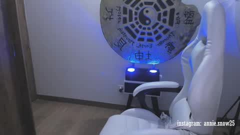 Snapshot of annie_snow_ chatting on February 18, 2025, 12:15 am JEANNE no olvides seguirme dont forget follow me uu online show from February 18, 2025, 12:15 am