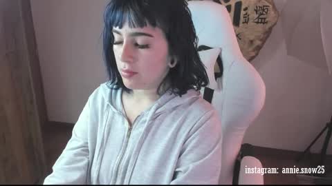 Snapshot of annie_snow_ chatting on February 19, 2025, 9:25 pm JEANNE no olvides seguirme dont forget follow me uu online show from February 19, 2025, 9:25 pm