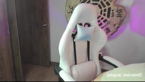 Snapshot of annie_snow_ chatting on February 21, 2025, 10:26 pm JEANNE no olvides seguirme dont forget follow me uu online show from February 21, 2025, 10:26 pm