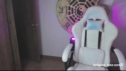 Snapshot of annie_snow_ chatting on February 22, 2025, 4:40 am JEANNE no olvides seguirme dont forget follow me uu online show from February 22, 2025, 4:40 am