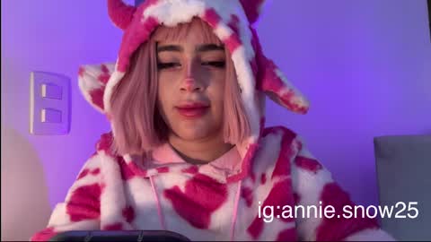 Snapshot of annie_snow_ chatting on March 4, 2025, 7:54 pm JEANNE no olvides seguirme dont forget follow me uu online show from March 4, 2025, 7:54 pm