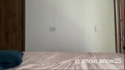 Snapshot of annie_snow_ chatting on March 6, 2025, 7:21 pm JEANNE no olvides seguirme dont forget follow me uu online show from March 6, 2025, 7:21 pm