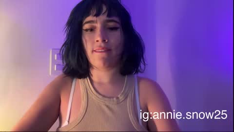 Snapshot of annie_snow_ chatting on March 6, 2025, 10:26 pm JEANNE no olvides seguirme dont forget follow me uu online show from March 6, 2025, 10:26 pm