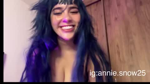 Snapshot of annie_snow_ chatting on March 11, 2025, 12:22 am JEANNE no olvides seguirme dont forget follow me uu online show from March 11, 2025, 12:22 am