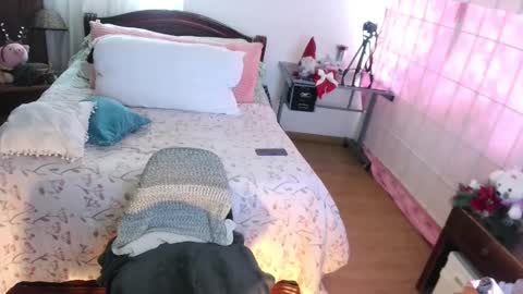 Snapshot of annie_swan_18 chatting on December 19, 2024, 3:52 pm LAURA - A n n i e S w a n online show from December 19, 2024, 3:52 pm