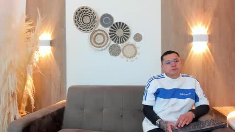 Annie And Leandro online show from December 20, 2025, 1:40 pm