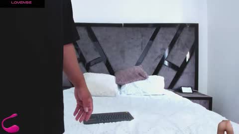 Snapshot of annieandstefan chatting on October 16, 2025, 1:45 pm Annie and Stefan online show from October 16, 2025, 1:45 pm