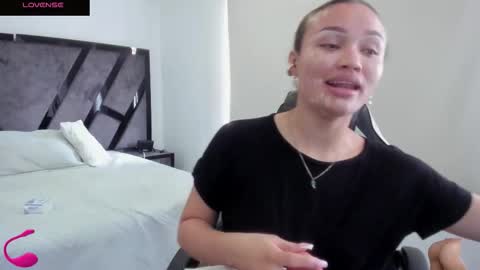 Snapshot of annieandstefan chatting on November 15, 2025, 3:30 pm Annie and Stefan online show from November 15, 2025, 3:30 pm