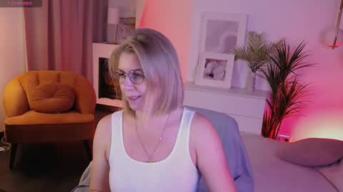 Snapshot of annielight chatting on October 15, 2025, 1:44 pm Annie online show from October 15, 2025, 1:44 pm