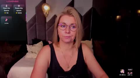 Snapshot of annielight chatting on October 16, 2025, 5:52 am Annie online show from October 16, 2025, 5:52 am