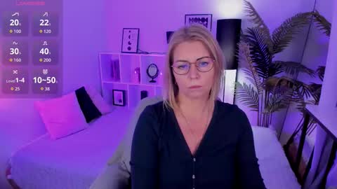 Snapshot of annielight chatting on October 25, 2025, 1:40 pm Annie online show from October 25, 2025, 1:40 pm