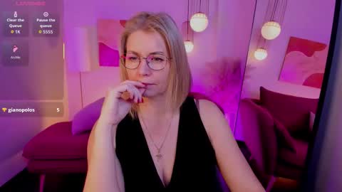 Annie online show from November 23, 2025, 1:44 pm