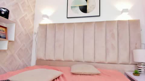 Annie Queen online show from November 30, 2025, 3:54 am