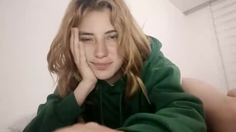 Snapshot of annrousse chatting on September 15, 2025, 2:22 am annrousse online show from September 15, 2025, 2:22 am