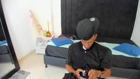 Snapshot of anthoy_wayans chatting on February 18, 2025, 12:37 am online show from February 18, 2025, 12:37 am