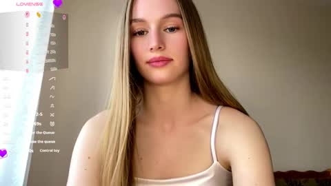 Snapshot of antionettepulgarin chatting on May 5, 2026, 3:20 pm Viktoria online show from May 5, 2026, 3:20 pm