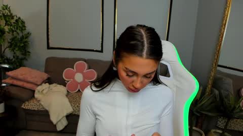 Anya online show from March 28, 2026, 1:43 pm