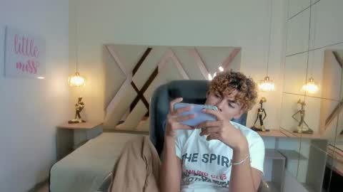 anyelotwink online show from March 24, 2026, 4:28 am