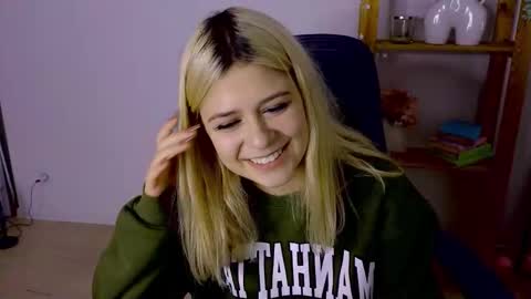 ApheliaStar online show from November 12, 2025, 3:12 pm