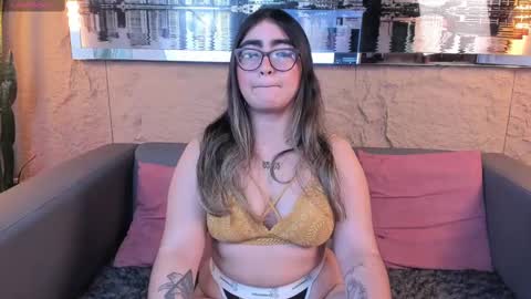 apprilfoxx online show from September 30, 2025, 3:39 pm