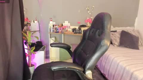 Snapshot of april_scarlett chatting on February 21, 2025, 10:26 pm Scarlett Independent Model online show from February 21, 2025, 10:26 pm