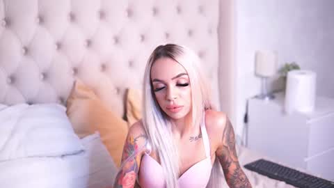 Snapshot of aprilhadid chatting on July 24, 2026, 5:22 pm Laura online show from July 24, 2026, 5:22 pm