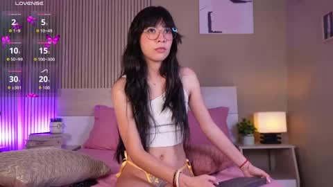 aprilqueenie online show from April 18, 2026, 7:51 pm