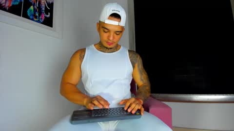 Snapshot of aquiles_elpapi chatting on September 26, 2025, 12:42 pm AquilesElpapi online show from September 26, 2025, 12:42 pm
