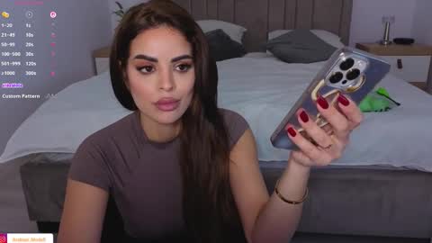 IsaBella online show from November 8, 2025, 11:54 am