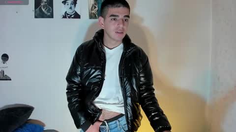 Snapshot of ares_johnsonn chatting on December 4, 2024, 9:35 pm Ares online show from December 4, 2024, 9:35 pm