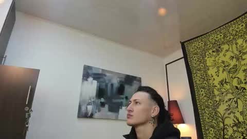 aria y orien  online show from October 19, 2025, 10:49 am