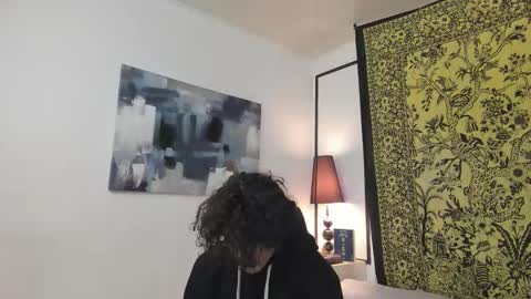 aria y orien  online show from November 14, 2025, 11:09 am