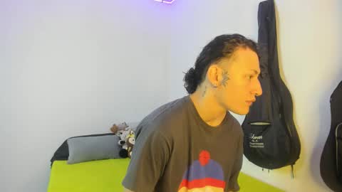 aria y orien  online show from January 12, 2026, 1:05 pm