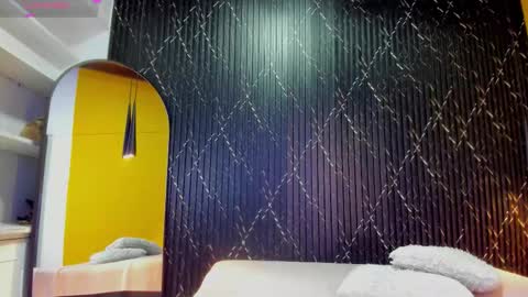 Aria Millers  online show from November 26, 2025, 10:49 am