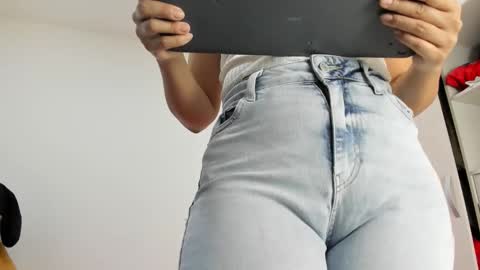 ariacoral online show from December 16, 2025, 12:43 pm