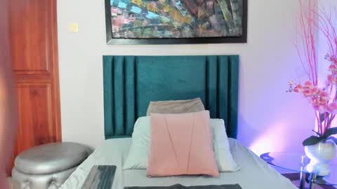 Snapshot of ariadnaholt chatting on November 9, 2025, 2:15 pm AriadnaHolt online show from November 9, 2025, 2:15 pm