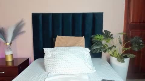 AriadnaHolt online show from December 15, 2025, 11:25 am