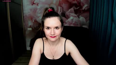 AriaGray online show from November 25, 2025, 2:11 am