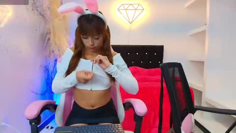 ariatna_andy online show from April 18, 2026, 6:23 pm