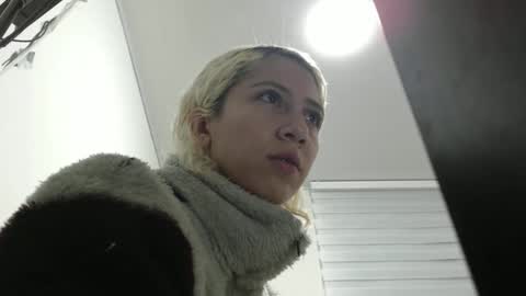 Snapshot of aribunnie chatting on September 19, 2025, 4:58 am Ari Bunnie online show from September 19, 2025, 4:58 am