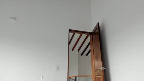 Ari online show from April 16, 2026, 1:45 pm